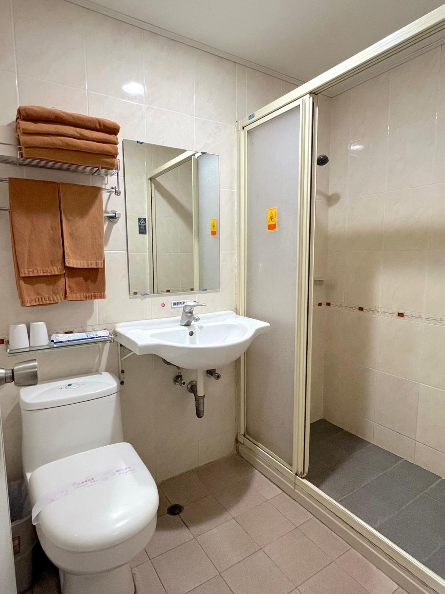 Hua Guo Hotel Keelung Esterno foto